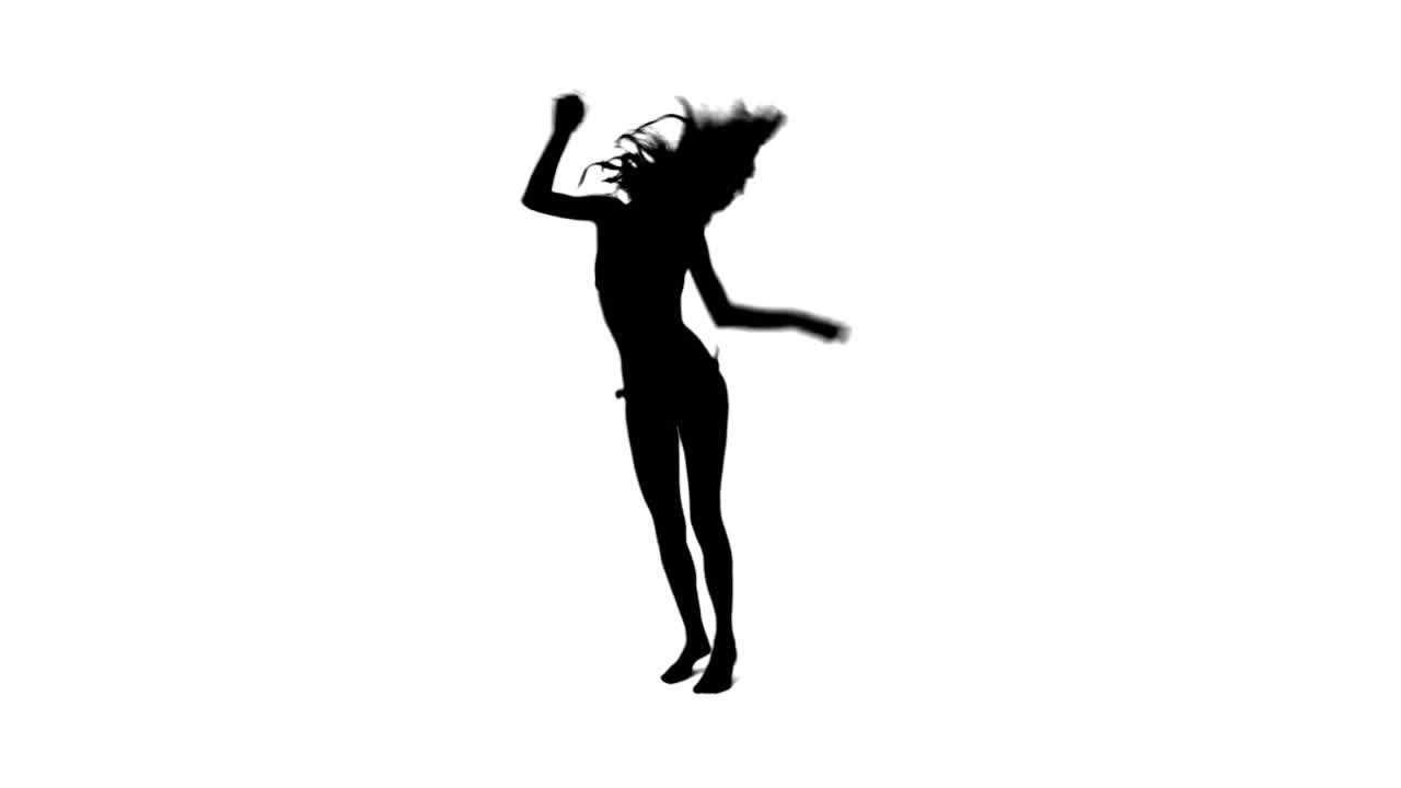 シルエットの女性が踊りながらジャンプしている