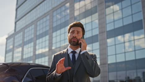 consultor de negocios llamando a un cliente fuera de un edificio de oficinas moderno de cerca.