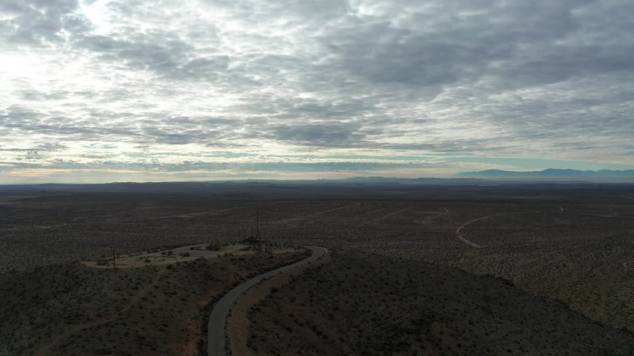 vista aérea de una torre de radio en la cima de una montaña con vistas al desierto