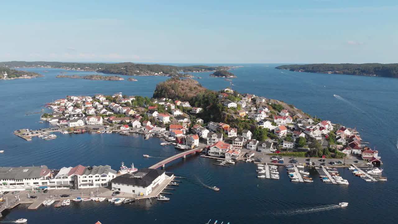 vista de drones de la encantadora ciudad portuaria de kragero, telemark, noruega