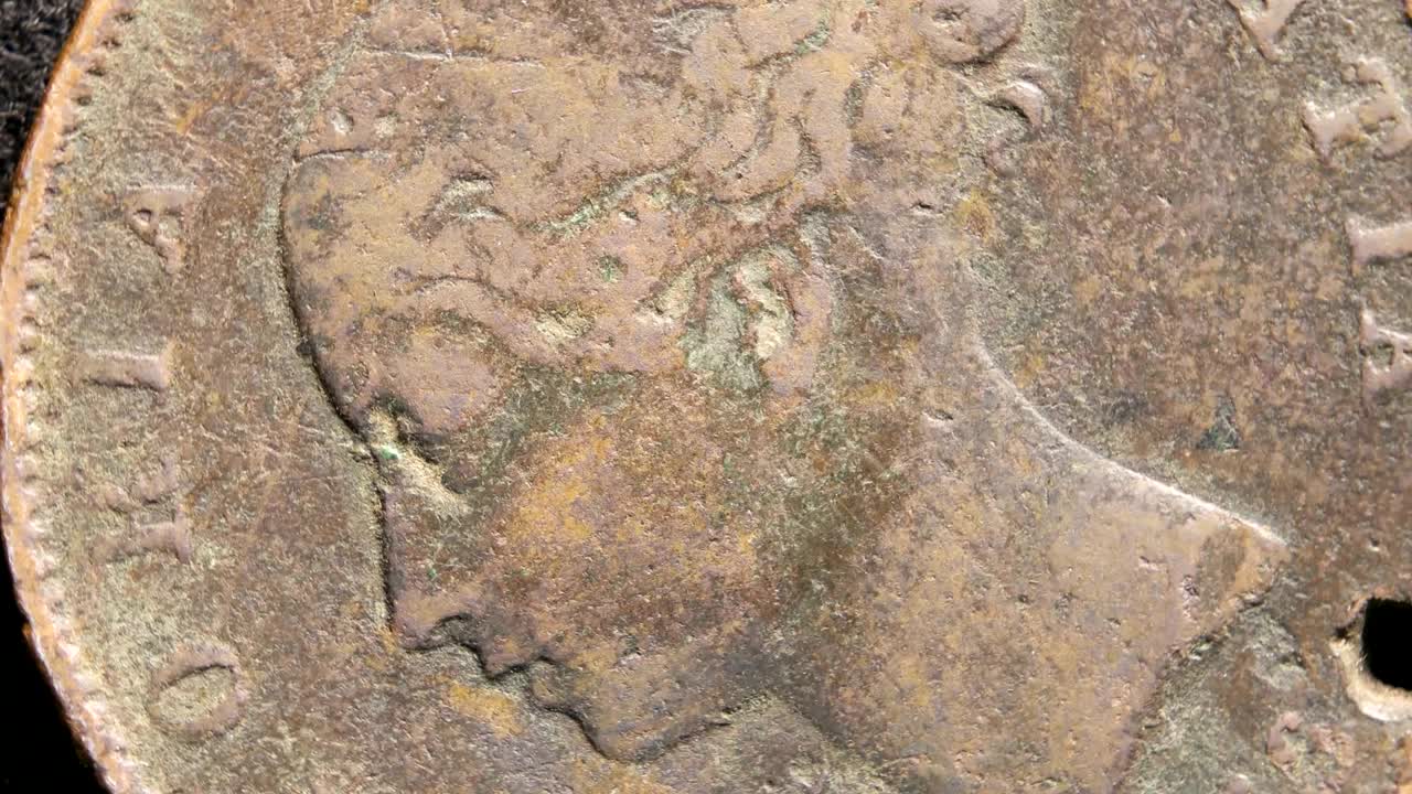 primer plano de monedas muy antiguas