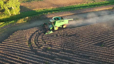 un agricultor cosecha una cosecha de soja en el noreste de wisconsin