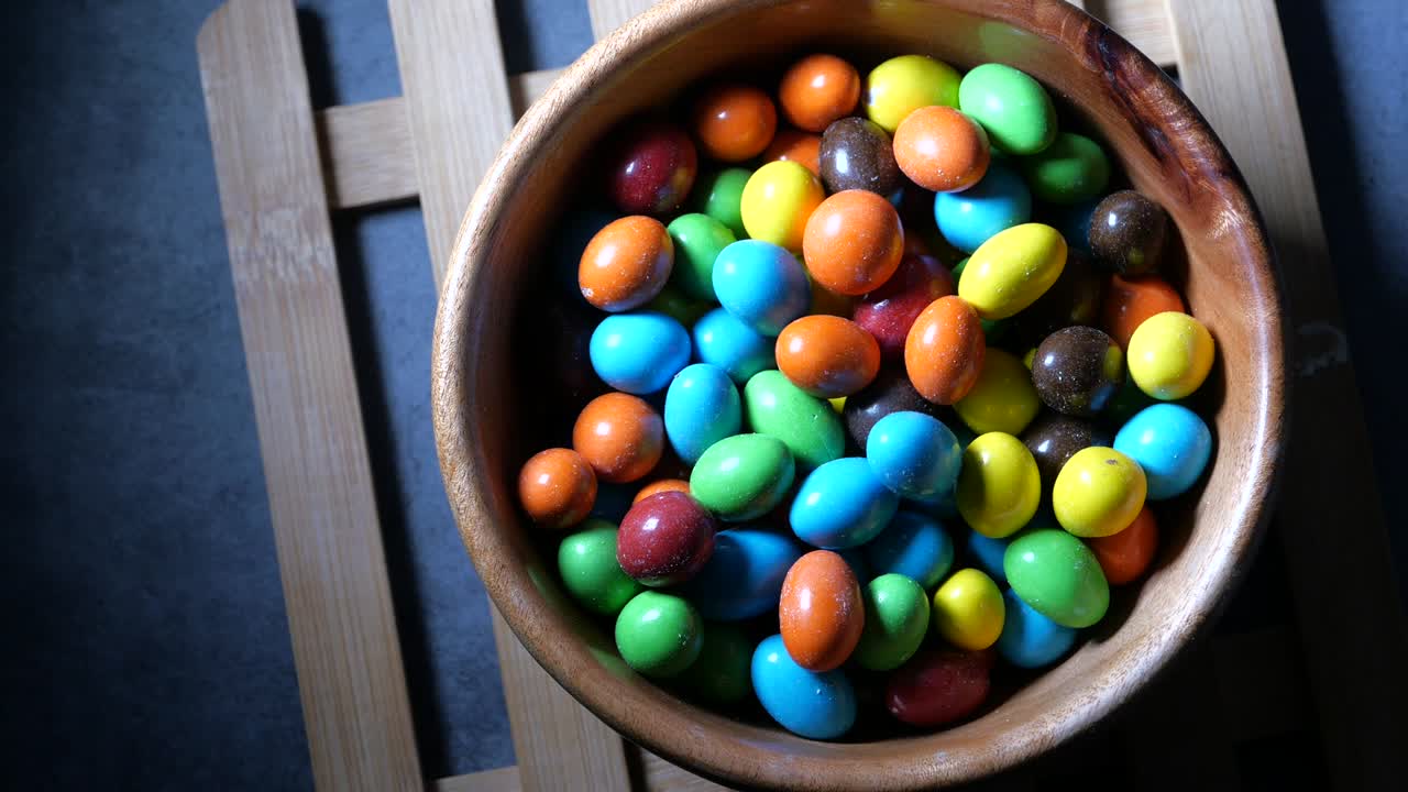 vista superior de chocolate de colores en un cuenco