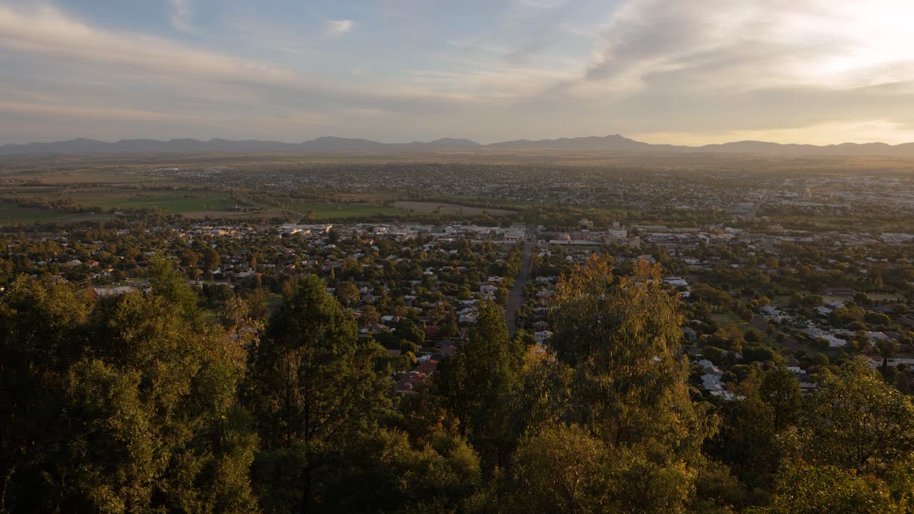 foto panorámica de casas y negocios en tamworth, vista desde oxley scenic lookout, nueva gales del sur, australia