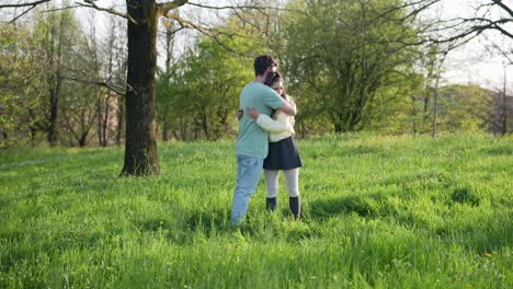 una pareja abrazándose en el parque.