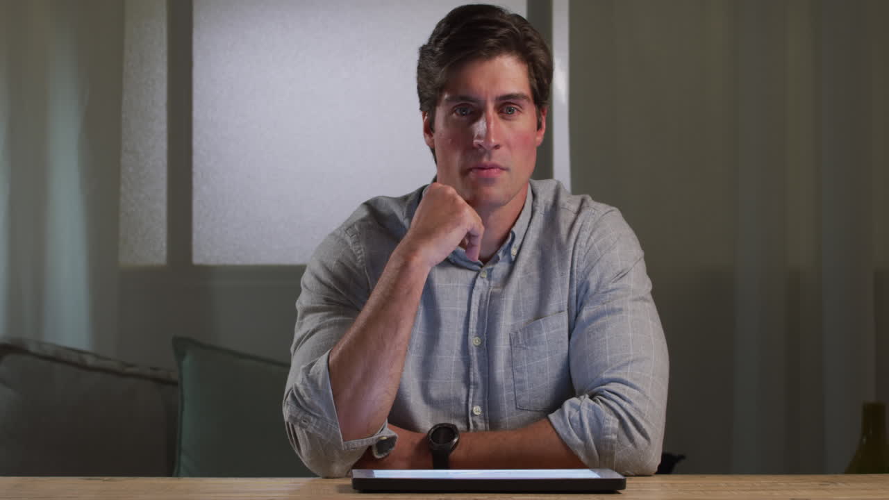 hombre caucásico usando una tableta digital