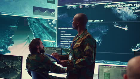 el capitán de la marina supervisa la recopilación de datos importantes para una misión de defensa nacional.