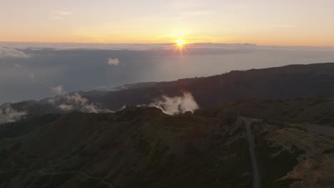 vuelo de avión no tripulado sobre las montañas durante una puesta de sol en madeira, portugal