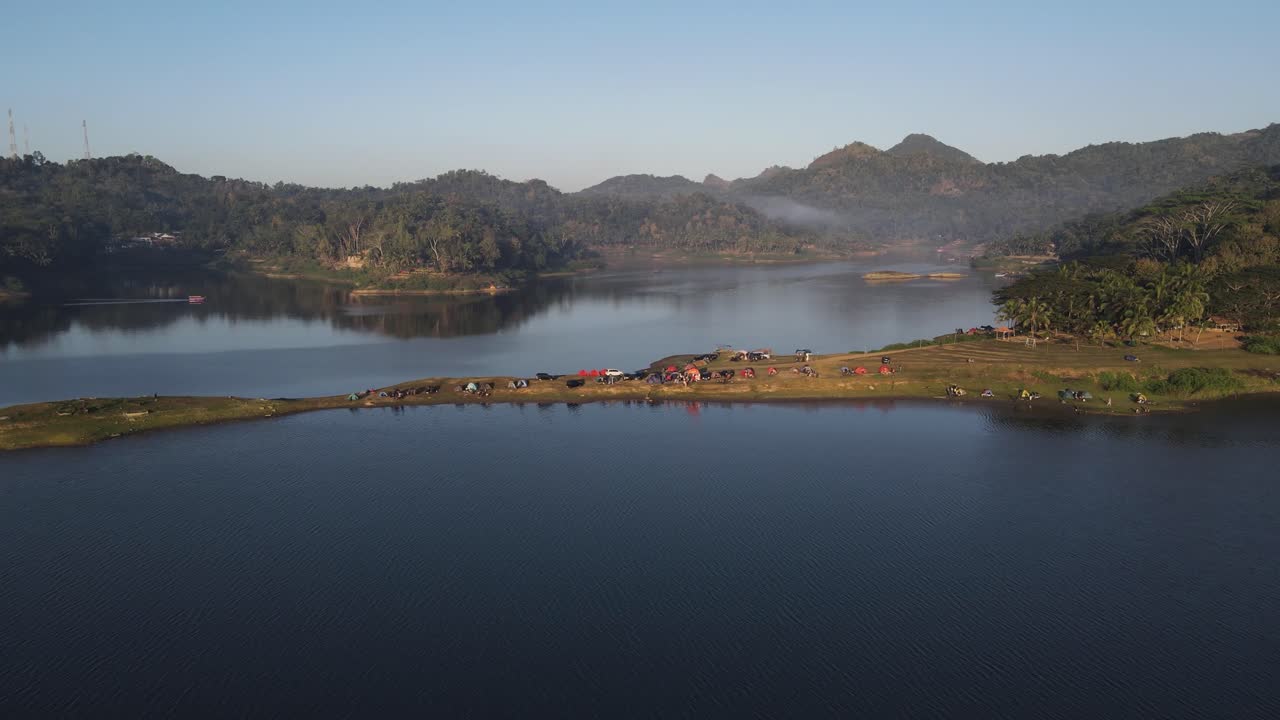 una vista aérea del encanto del embalse de sermo, yogyakarta, indonesia