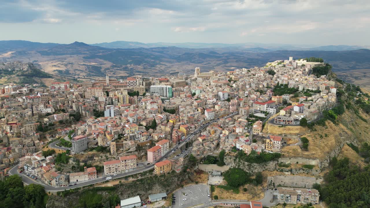 이탈리아 시칠리아의 언덕 꼭대기에 있는 엔나 시티 - 공중 4k