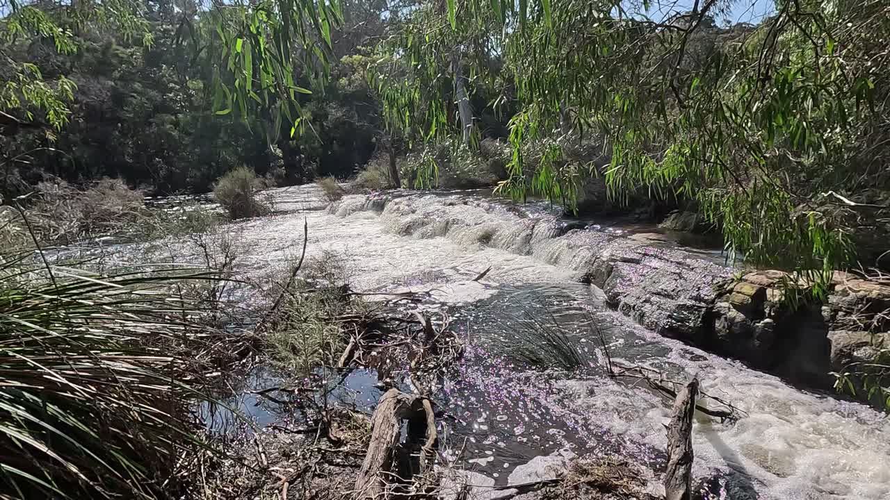 Margaret River di Air Terjun Kevil Road pada hari yang cerah, klip pan kiri