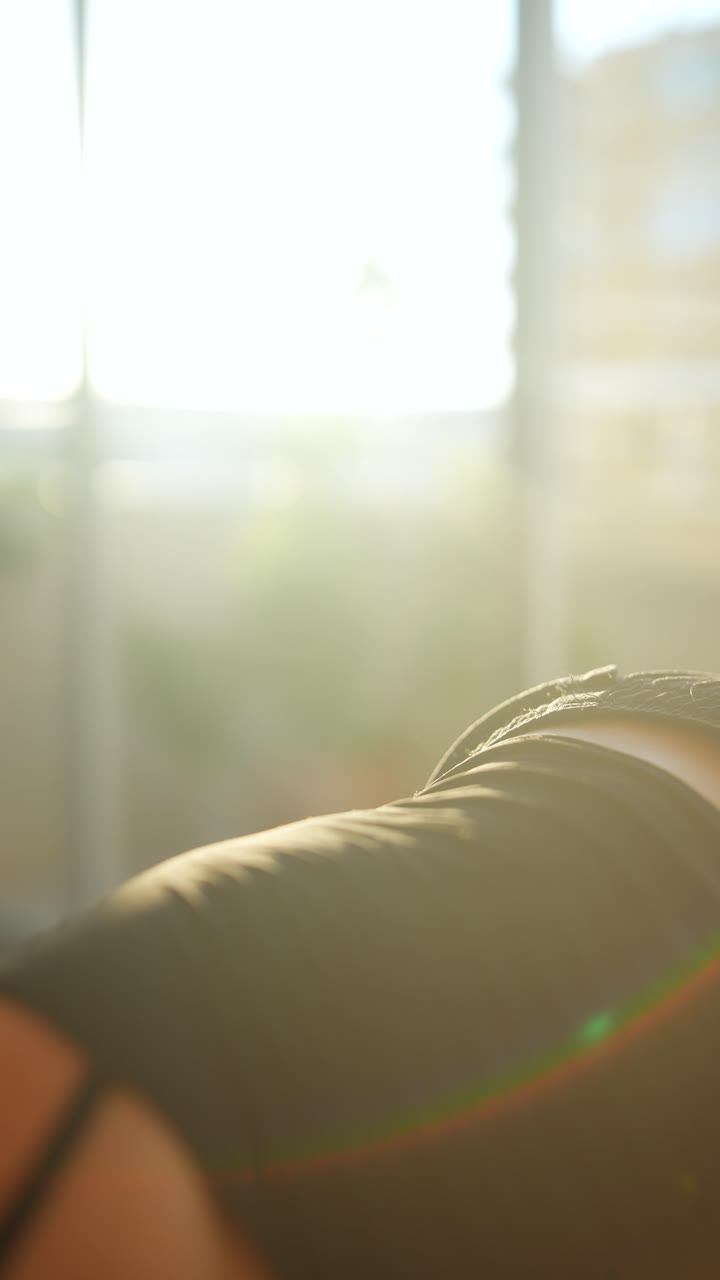 실내에서 운동하는 여성, 뒷면과 체조 장비에 초점을 맞추십시오.