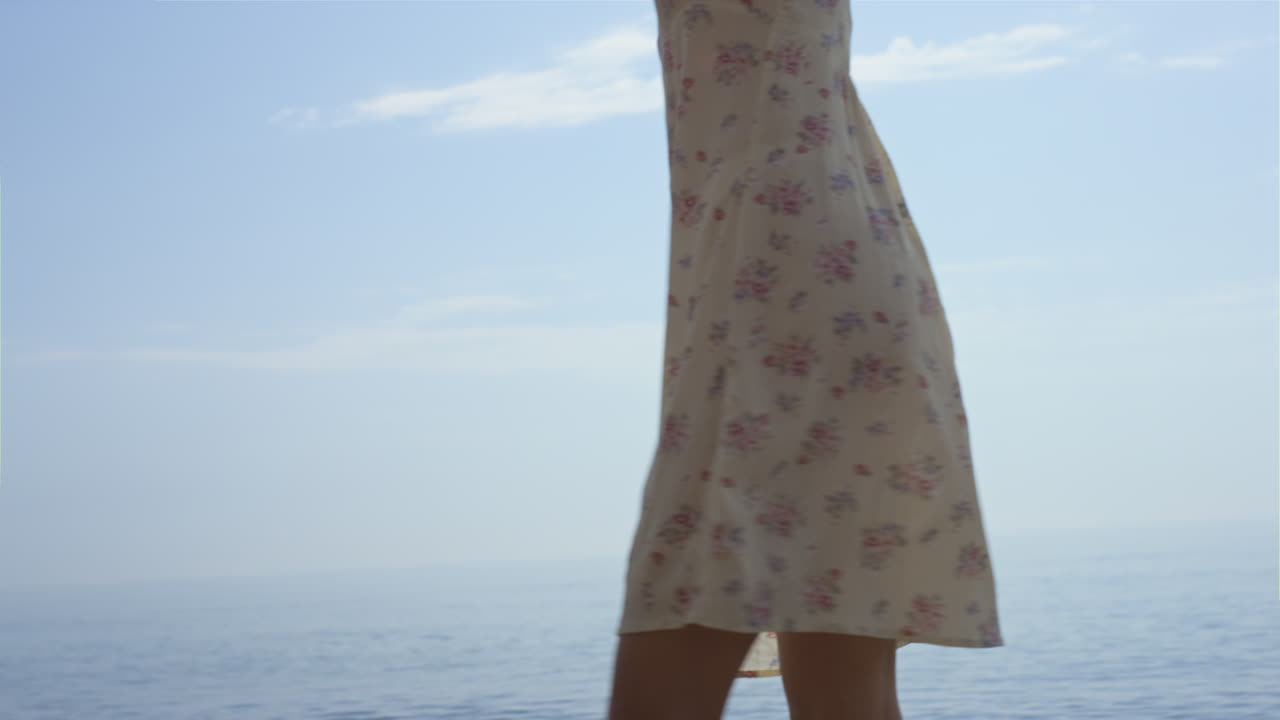mujer descalza salpicando agua del océano por las piernas de cerca. niña caminando sobre las olas del mar
