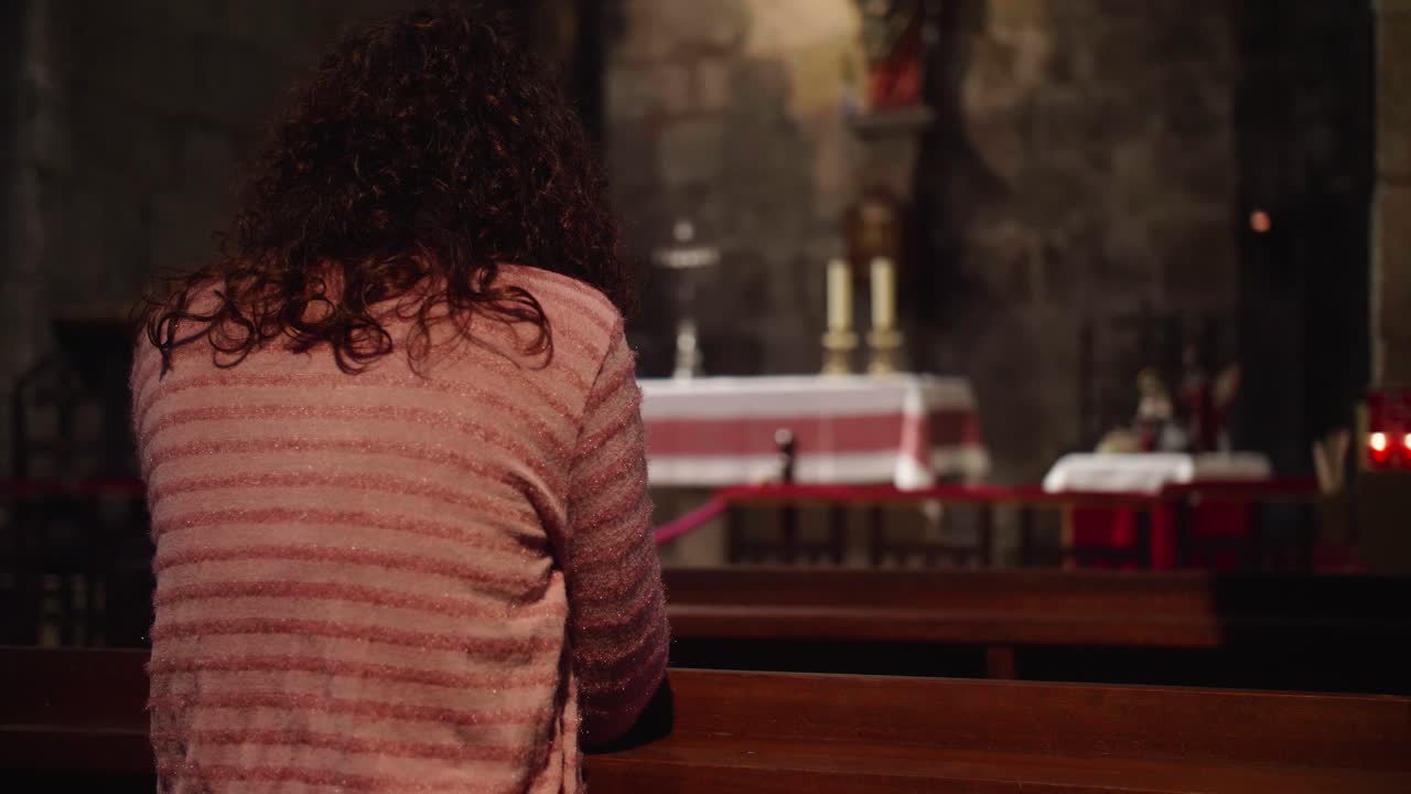 Donna che prega in un tranquillo santuario di chiesa