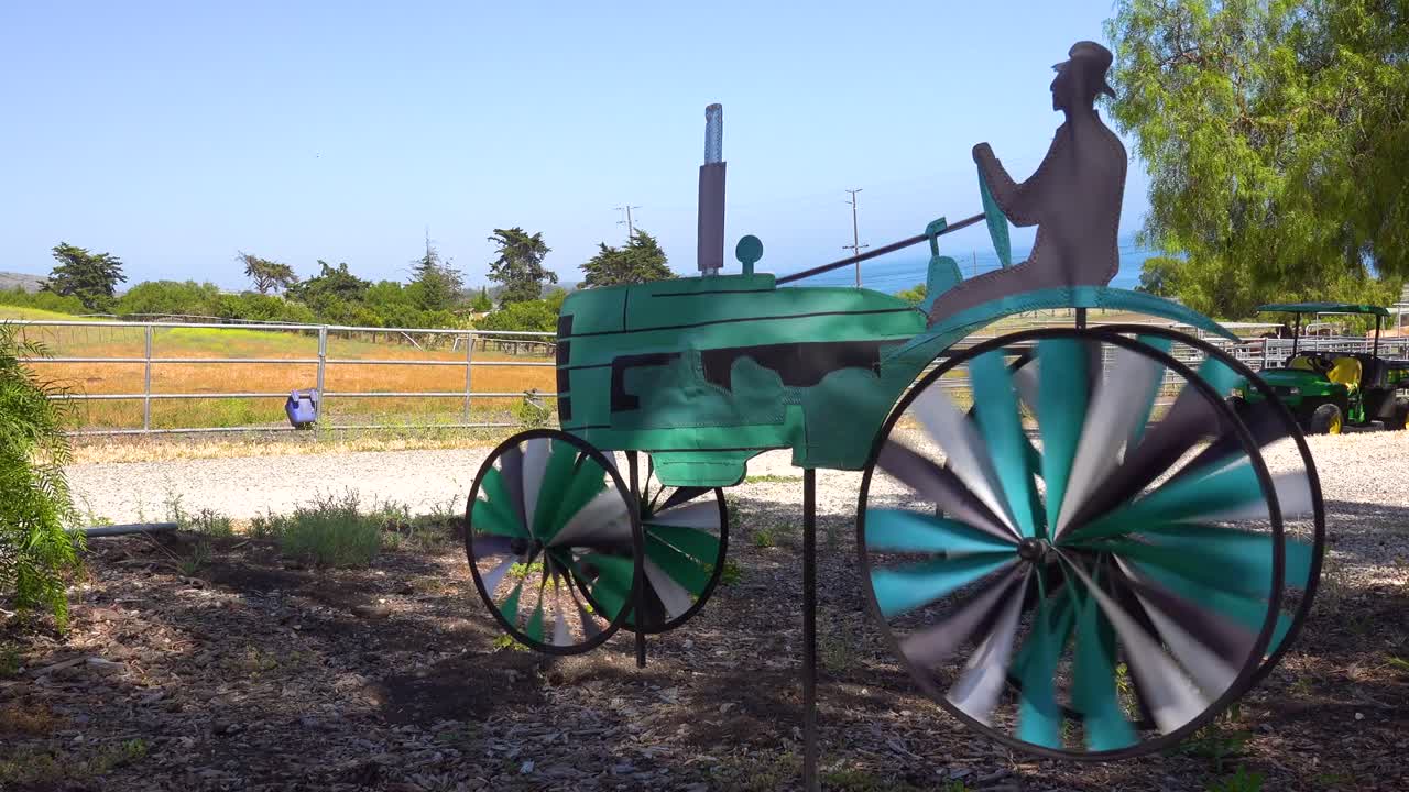 산타바바라 캘리포니아의 목장이나 농장에서 바퀴가 돌아가는 트랙터 마당 장식