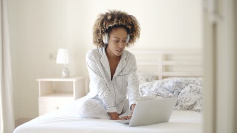 Cute-Black-Girl-Listening-To-Headphones