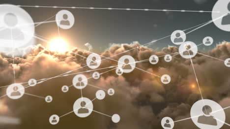animación de redes de conexiones con iconos sobre nubes y cielo