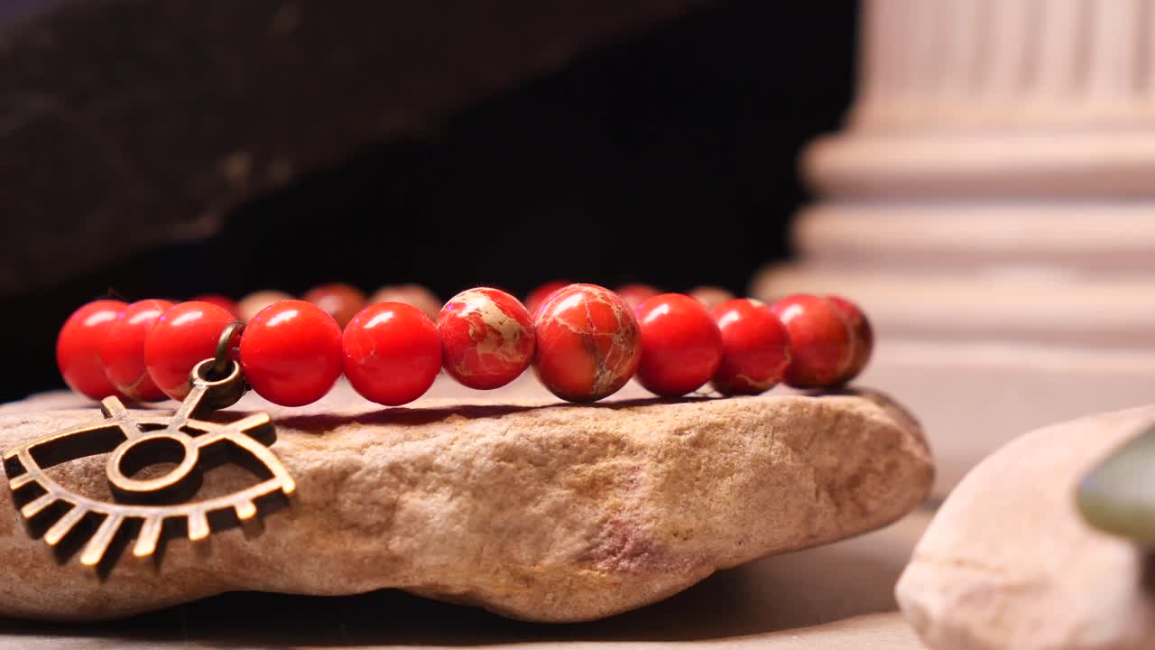 Rødt armbånd med øje-charm
