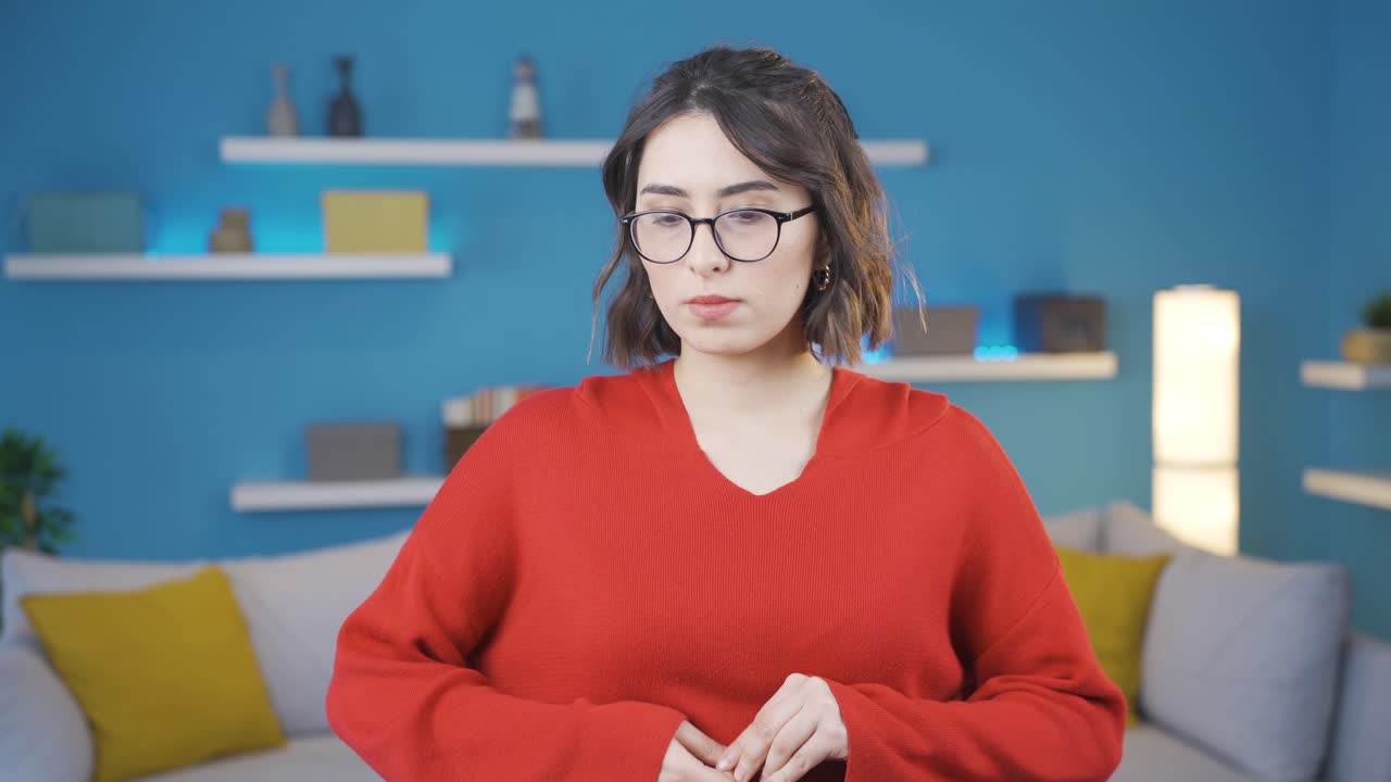 una joven culpable mirando inocentemente a la cámara.