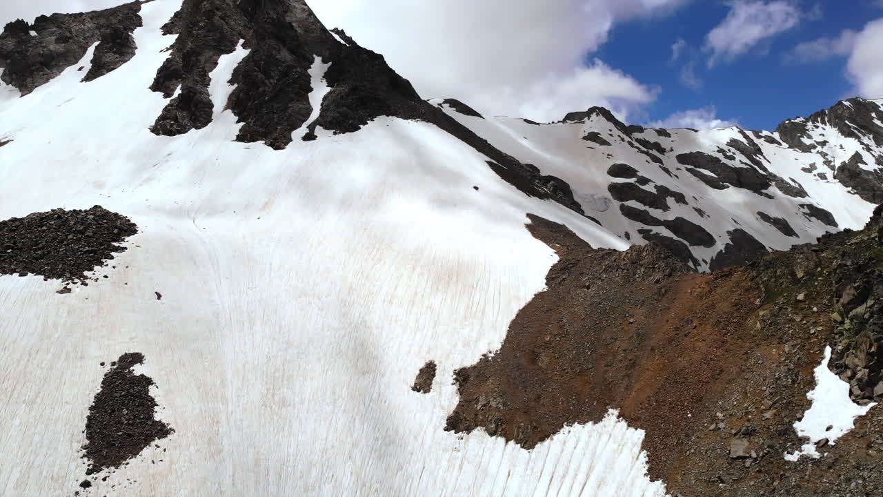 눈 덮인 산의 풍경