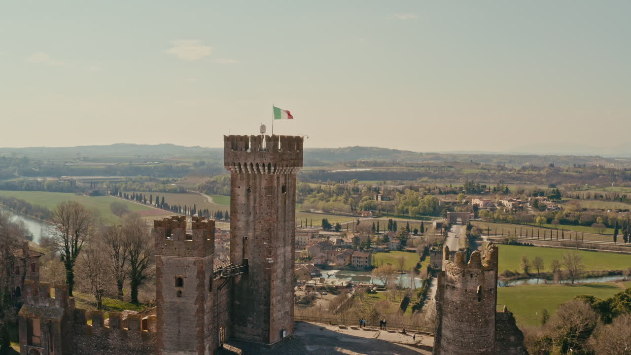 съемка с беспилотника над замком скалигеро, мантова, италия
