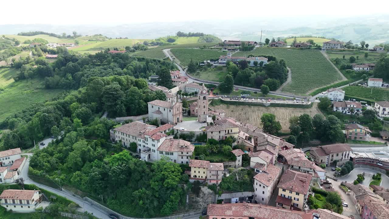 monforte d'alba, langhe region, cuneo, piedmont, italy. 교회 광장과 horschowsky auditorium의 4k 공중 전망. langhe-roero와 monferrato. 앞으로 기울어.