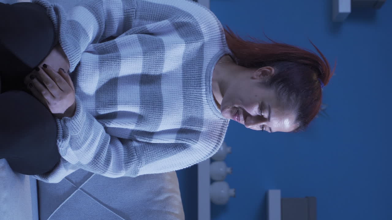 vídeo vertical de una mujer alucinada.