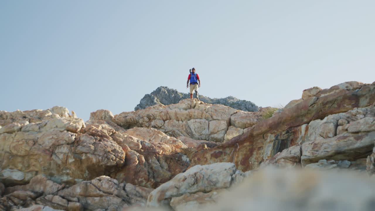 운동적 인 혼합 인종 남자 의 의족 다리 하이킹