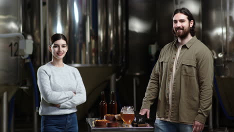 hombre y mujer degustando cerveza.