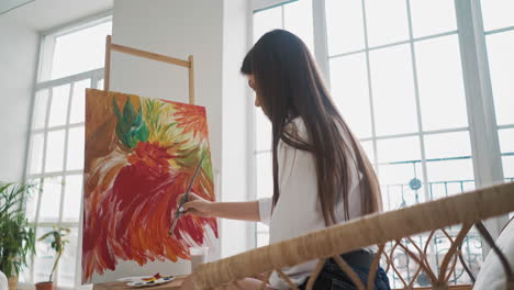 mujer en el trabajo sobre una imagen impresionante de flores coloridas