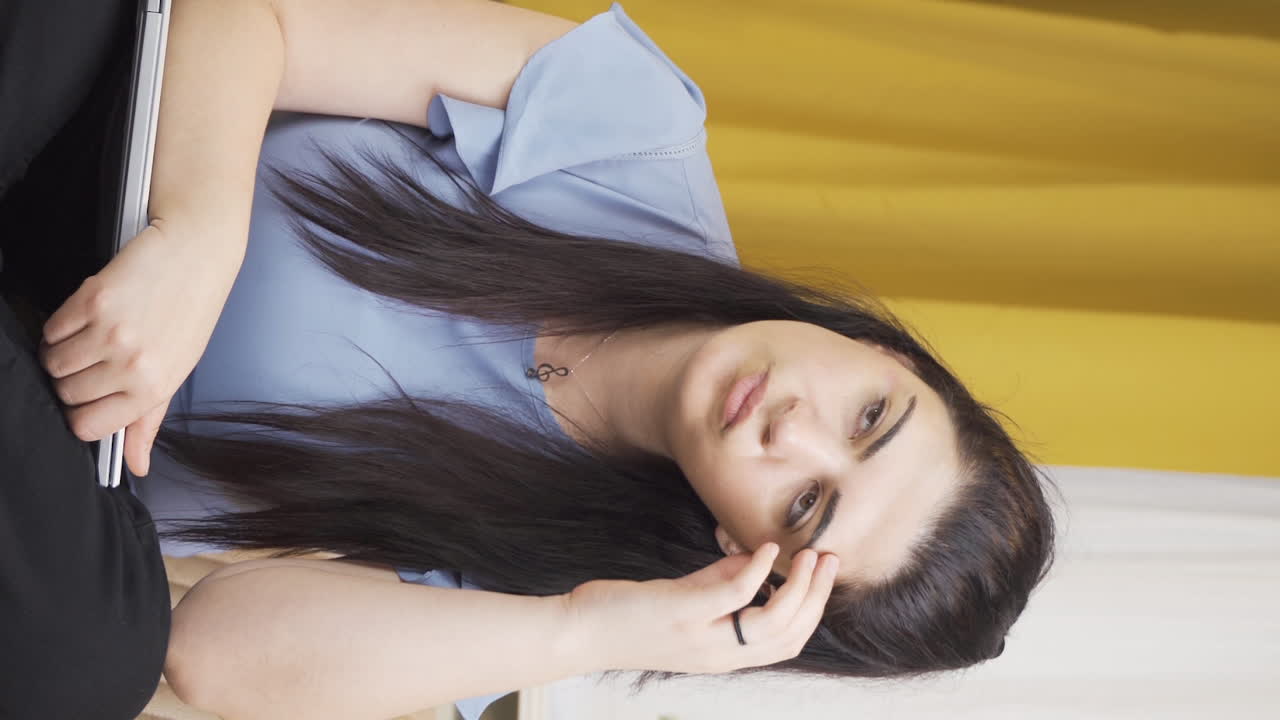 video vertical de una mujer con aburrimiento.
