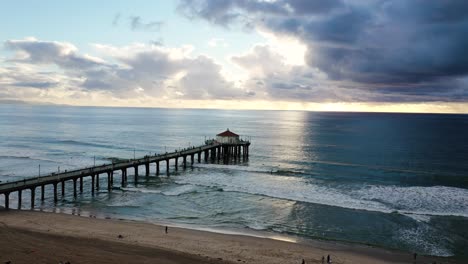 Drohnenschuss-Fliegt-über-Den-Manhattan-Beach-Pier-An-Der-Westküste-Amerikas