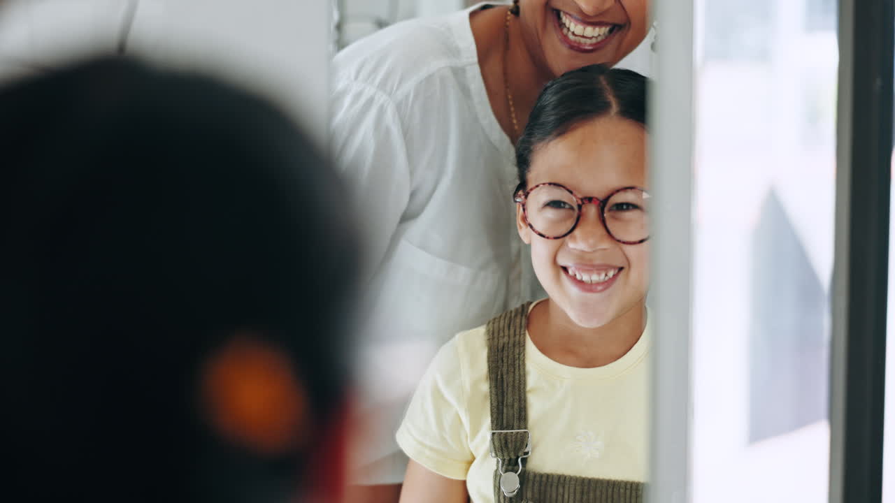 Mirror, child and choice for glasses