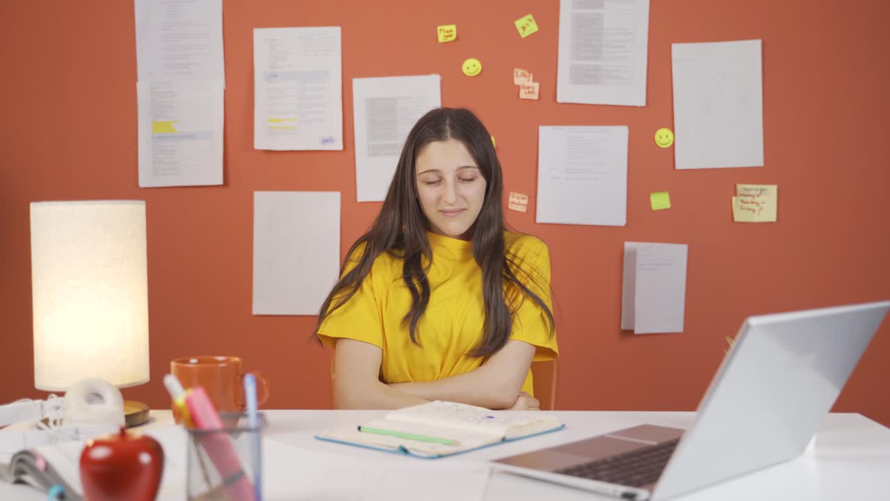 una niña tímida y tímida.