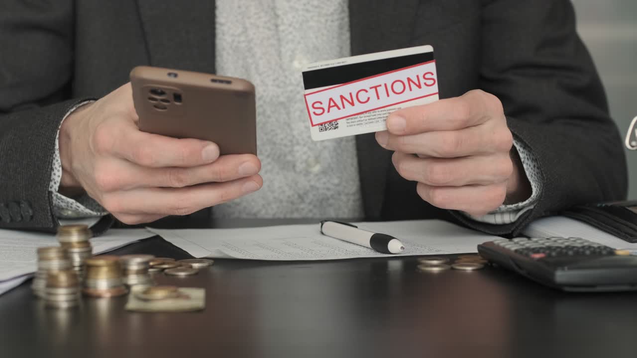 사업가는 경제 제재에 대해 긴장하고 있습니다.