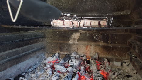 brochetas sin barbacoa dejando caer grasa y encendiendo el carbón