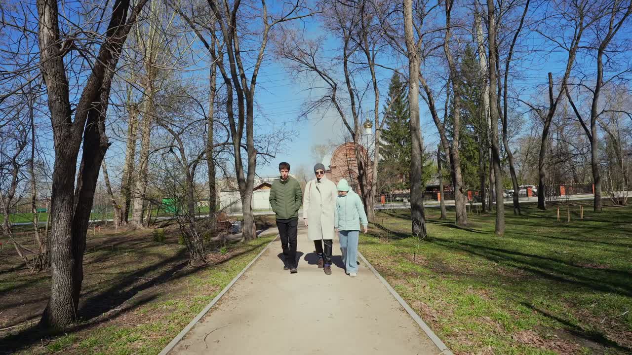 Famiglia che cammina insieme su un sentiero in un parco