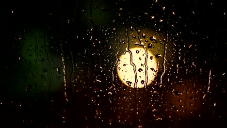 Regentropfen-Auf-Der-Fensterglasoberfläche-Mit-Nachthintergrund