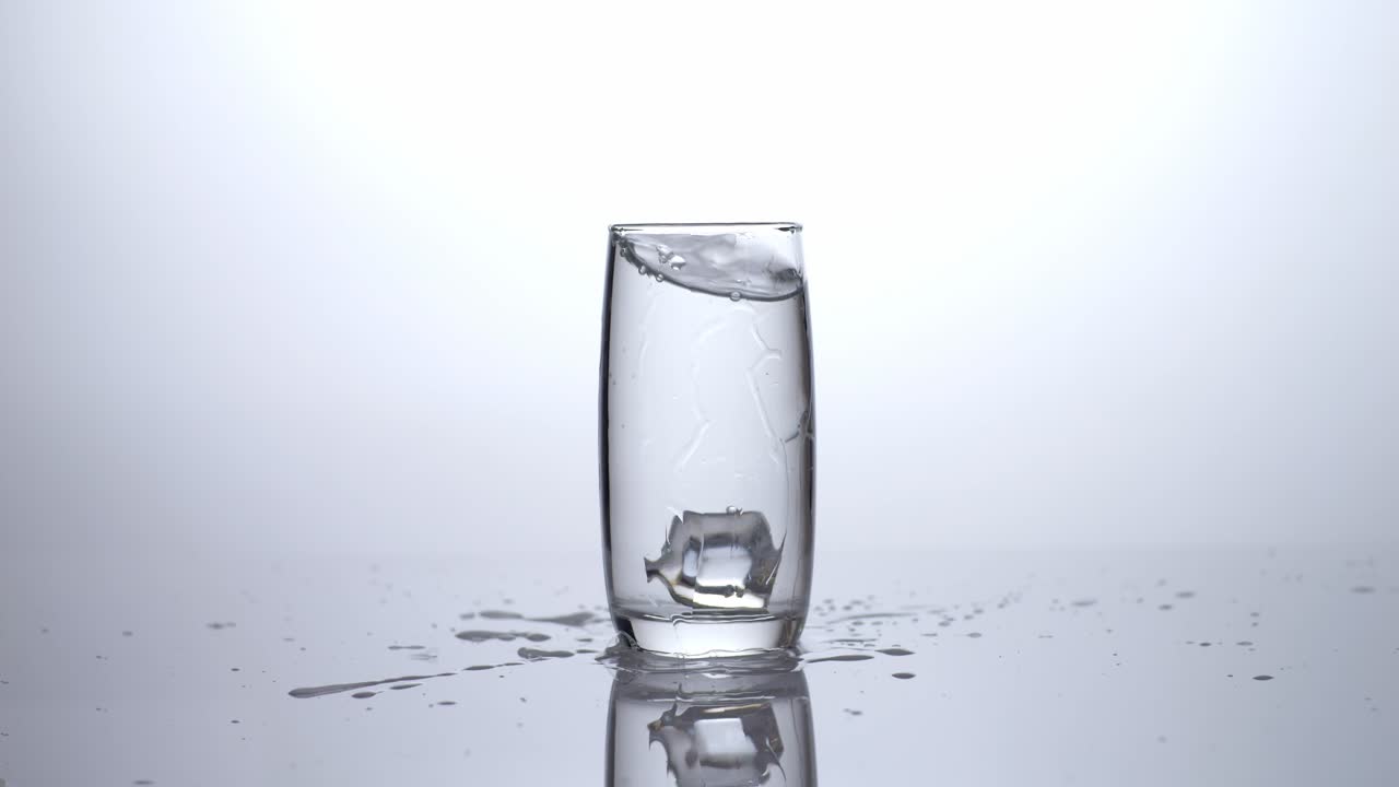 un vaso de agua con hielo