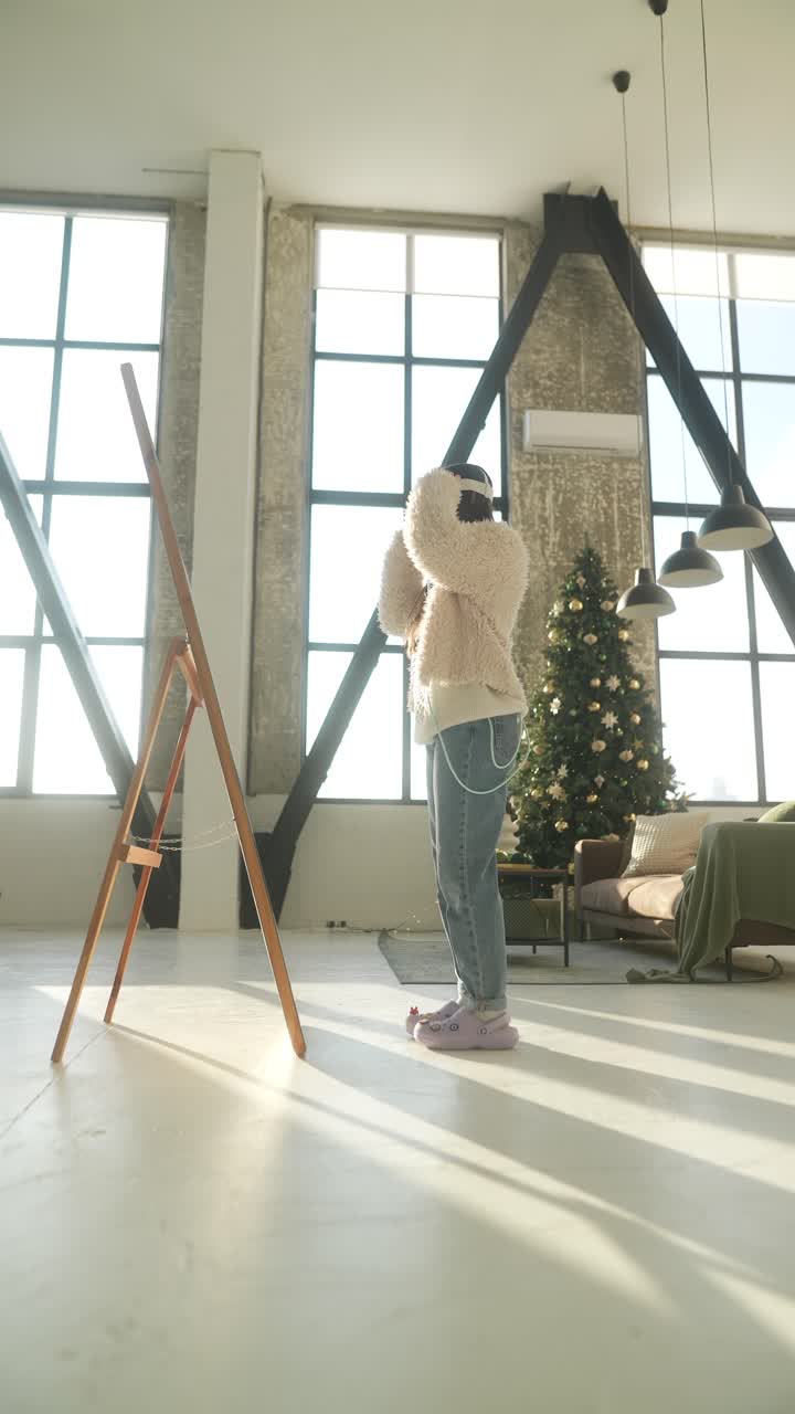 크리스마스를 위해 장식 된 현대 가정에서 vr 헤드을 착용 한 여성