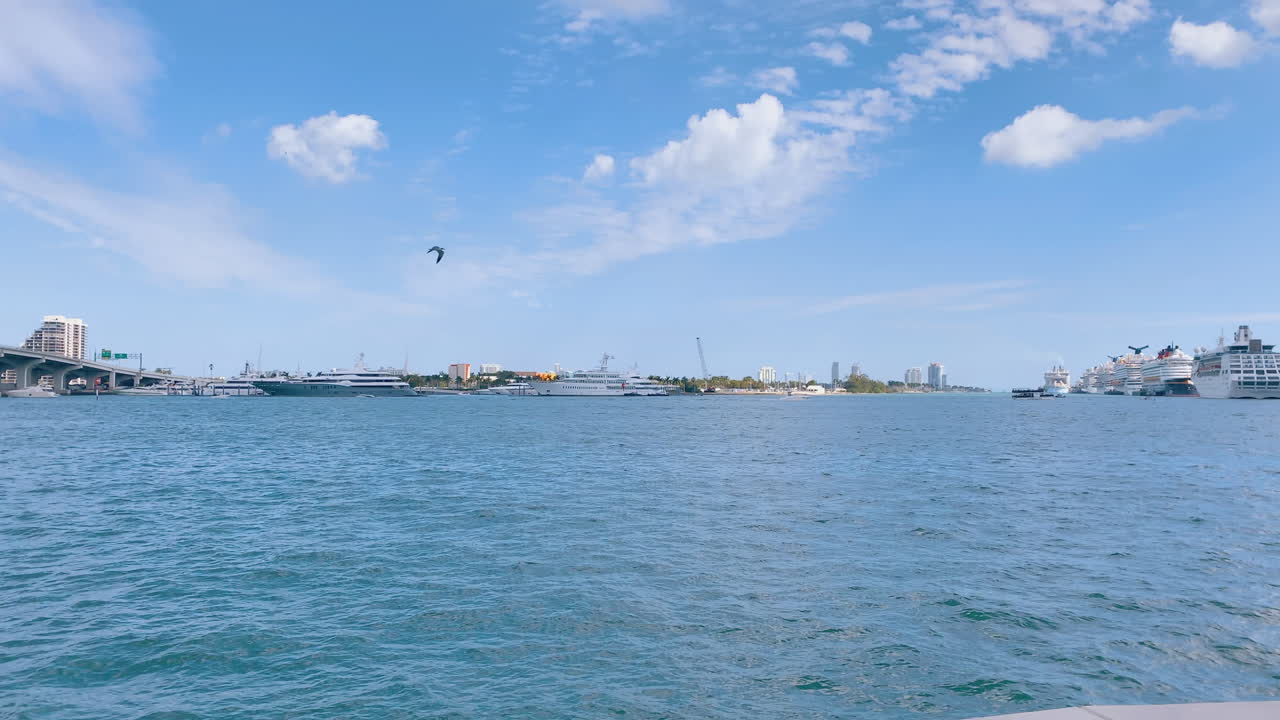 항구 근처의 물에 있는 배