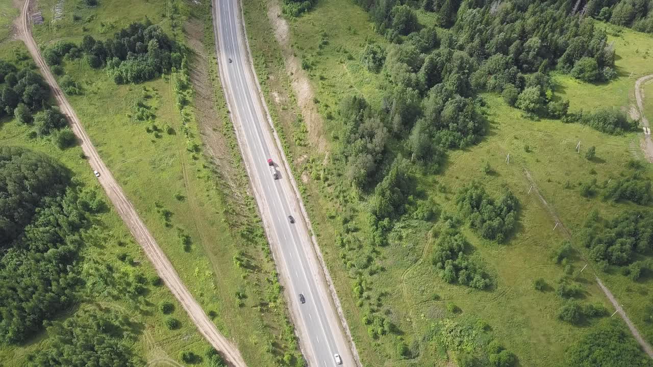 vista aérea de una carretera sinuosa a través de bosques y campos