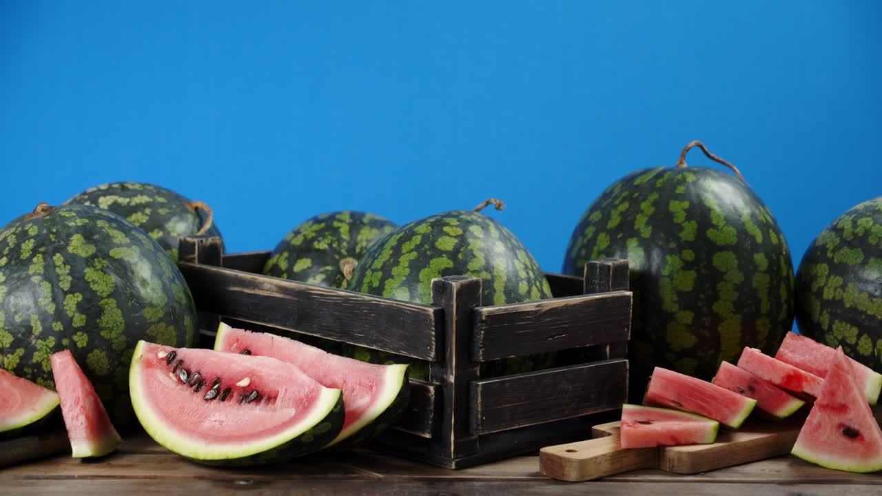 sandía cortada y madura en toda la mesa y la caja.