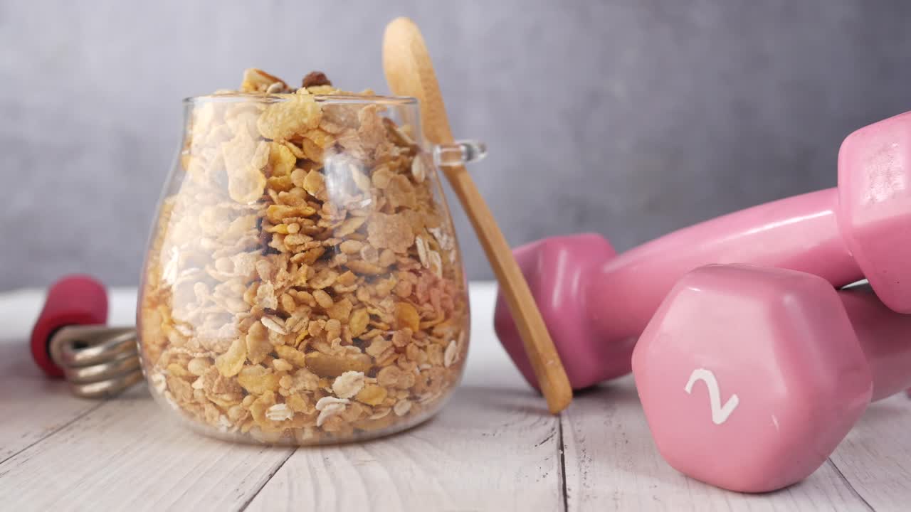 Colazione sana con granola e attrezzatura da fitness