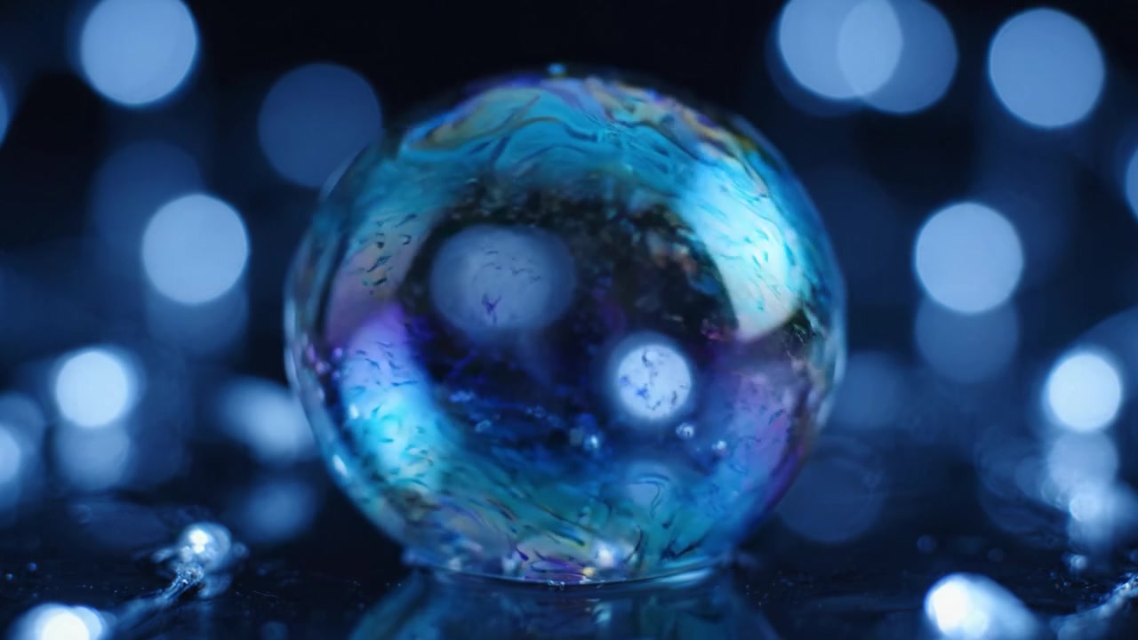 Un Accattivante Primo Piano di una Bolla di Sapone Colorata Tra Luci Blu Scintillanti, Mettendo in Mostra gli Effetti Iridescenti e la Profondità del Riflesso in un'Atmosfera Sognante