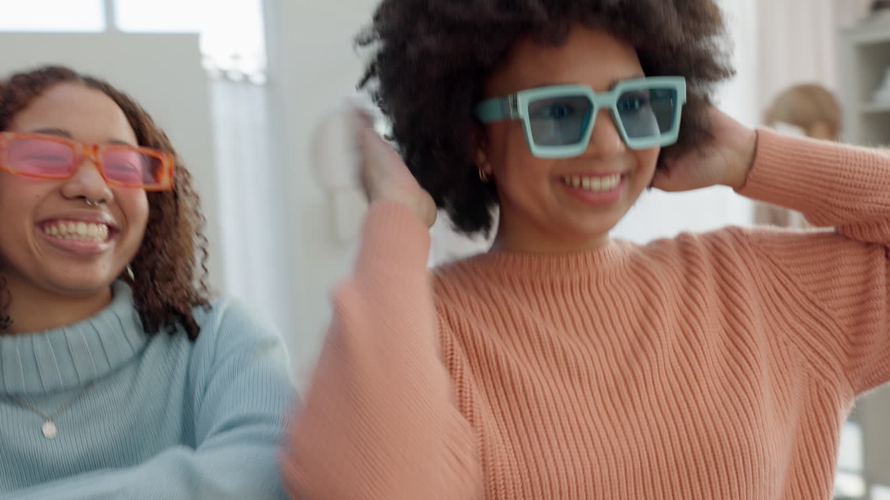 las redes sociales, el teléfono y las amigas bailan