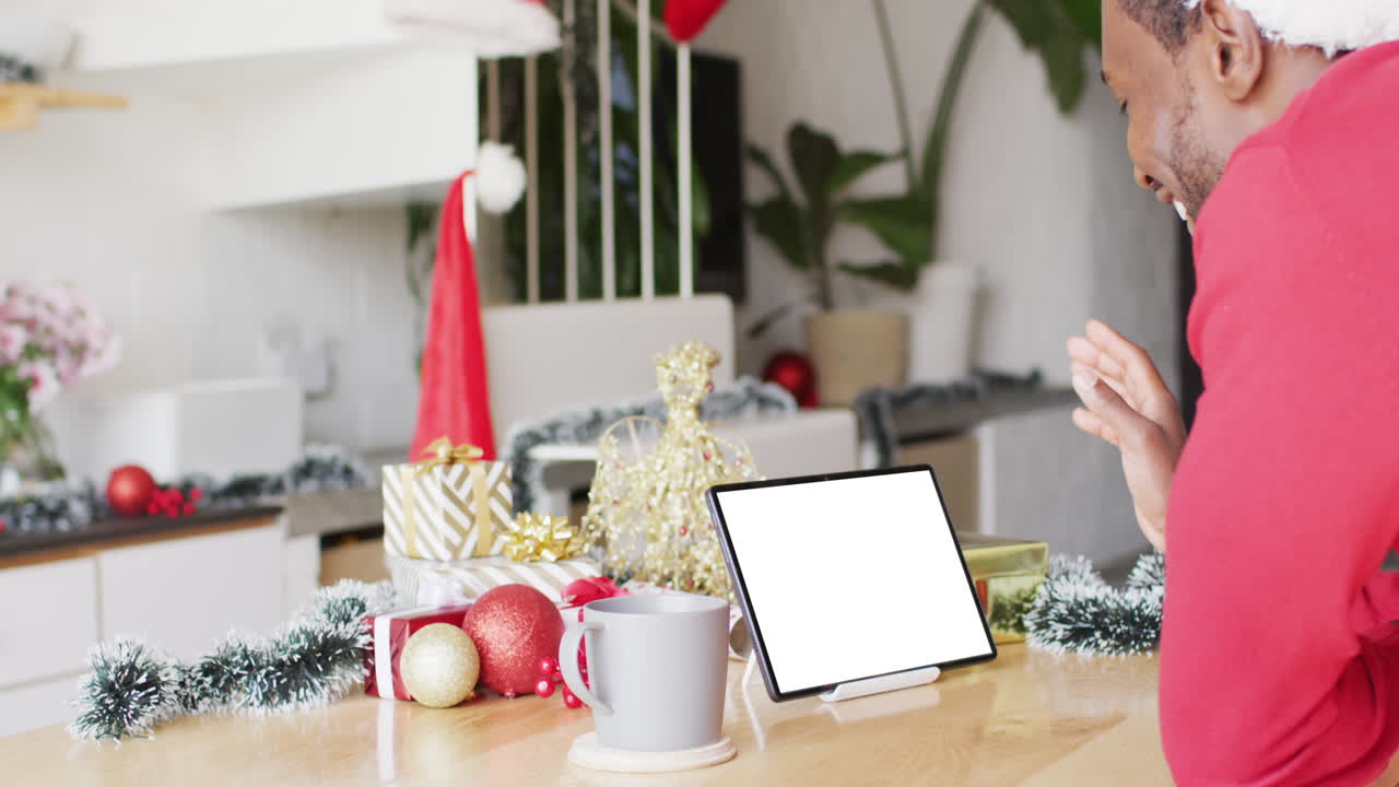hombre afroamericano con decoraciones de navidad haciendo una llamada de video con espacio de copia