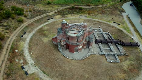 volando alrededor de una antigua iglesia en un campo vacío