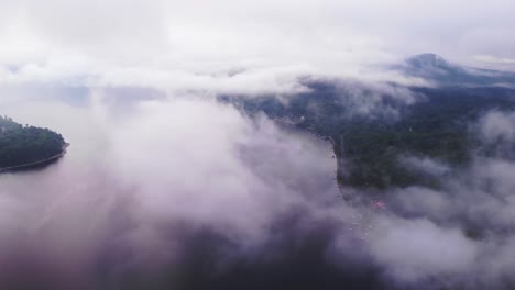 Un-Día-De-Niebla-En-Un-Pequeño-Pueblo-En-Maine,-Ee.uu.