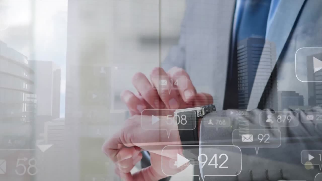 스마트워치를 사용하는 사람 위에 떨어지는 숫자의 애니메이션과 보안 방패